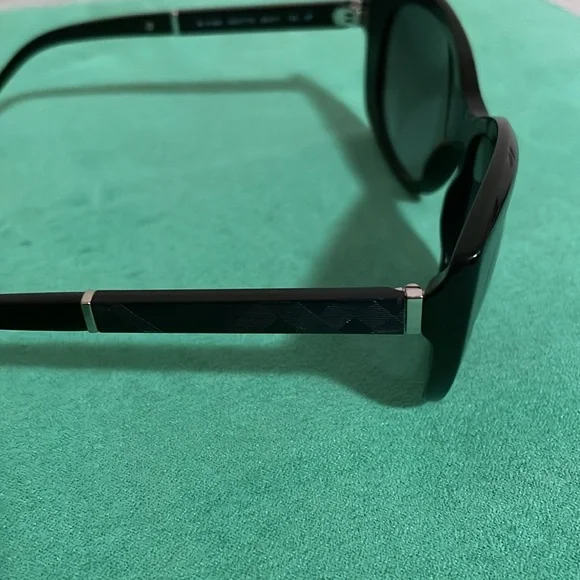 EUC Authentic Burberry polarize sunglasses OBE4164 display picture 1